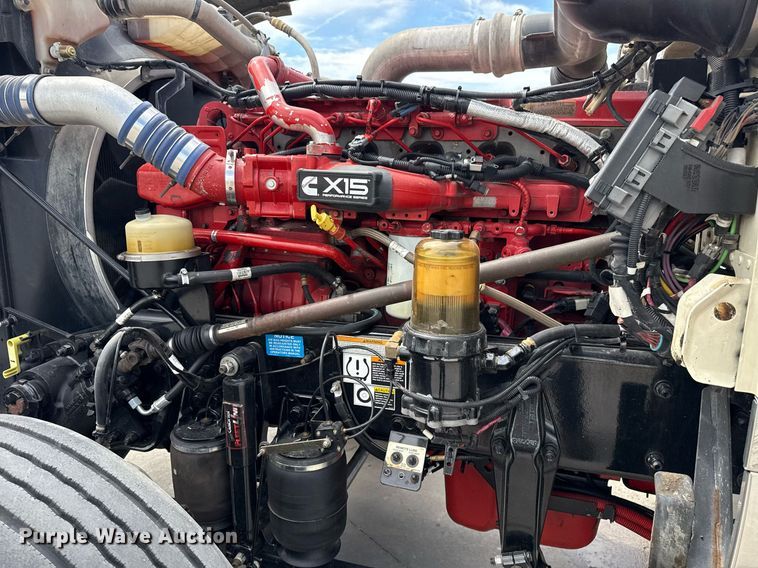 image for item DS3794 2019 Peterbilt 389 semi truck