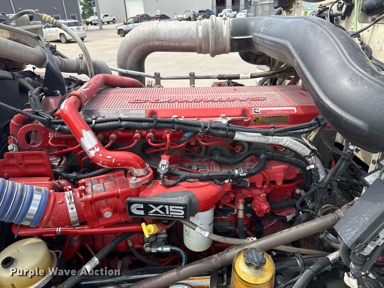 image for item DS3794 2019 Peterbilt 389 semi truck