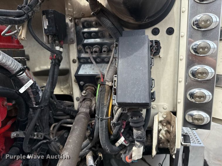 image for item DS3794 2019 Peterbilt 389 semi truck