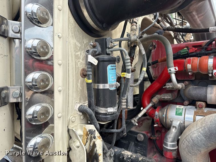 image for item DS3794 2019 Peterbilt 389 semi truck