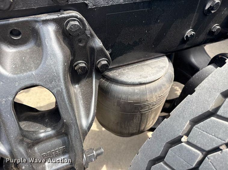 image for item DS3794 2019 Peterbilt 389 semi truck