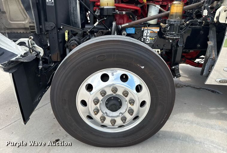 image for item DS3794 2019 Peterbilt 389 semi truck