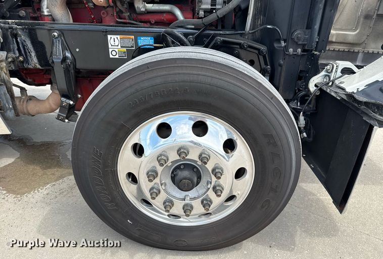 image for item DS3794 2019 Peterbilt 389 semi truck