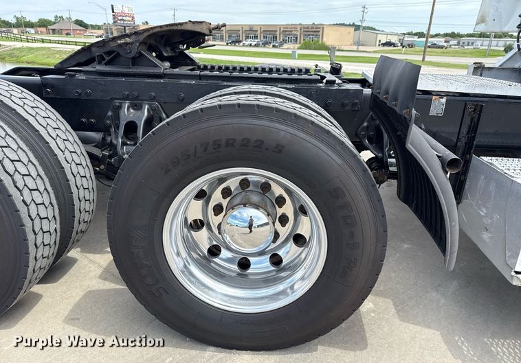 image for item DS3794 2019 Peterbilt 389 semi truck