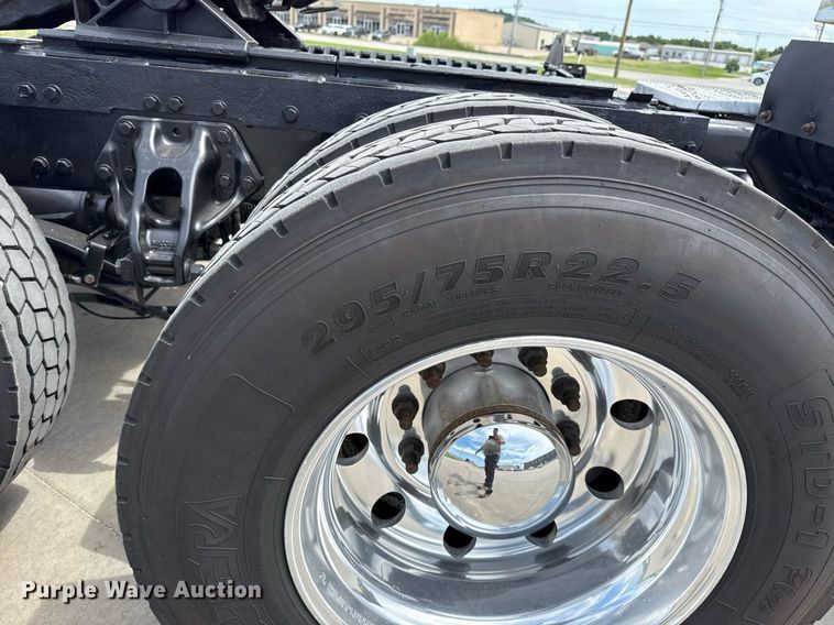 image for item DS3794 2019 Peterbilt 389 semi truck