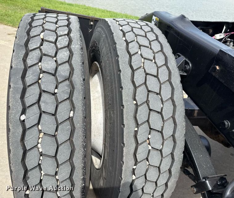 image for item DS3794 2019 Peterbilt 389 semi truck