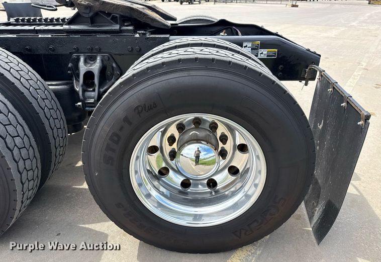 image for item DS3794 2019 Peterbilt 389 semi truck