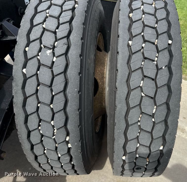 image for item DS3794 2019 Peterbilt 389 semi truck