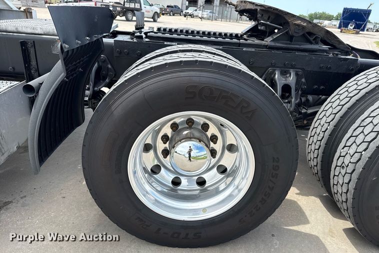 image for item DS3794 2019 Peterbilt 389 semi truck