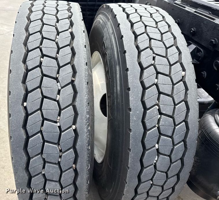 image for item DS3794 2019 Peterbilt 389 semi truck