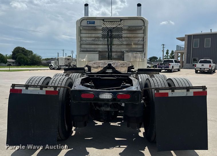 image for item DS3795 2019 Peterbilt 389 semi truck