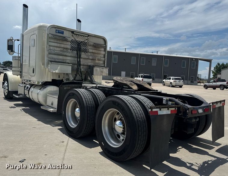 image for item DS3795 2019 Peterbilt 389 semi truck