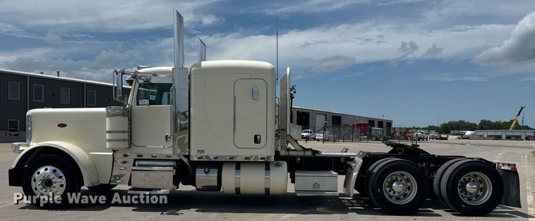 image for item DS3795 2019 Peterbilt 389 semi truck