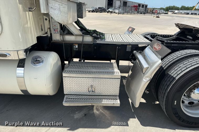 image for item DS3795 2019 Peterbilt 389 semi truck