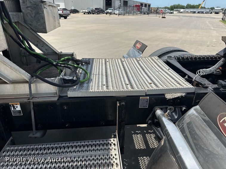 image for item DS3795 2019 Peterbilt 389 semi truck