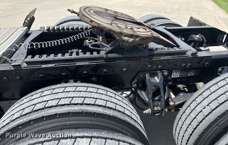 image for item DS3795 2019 Peterbilt 389 semi truck