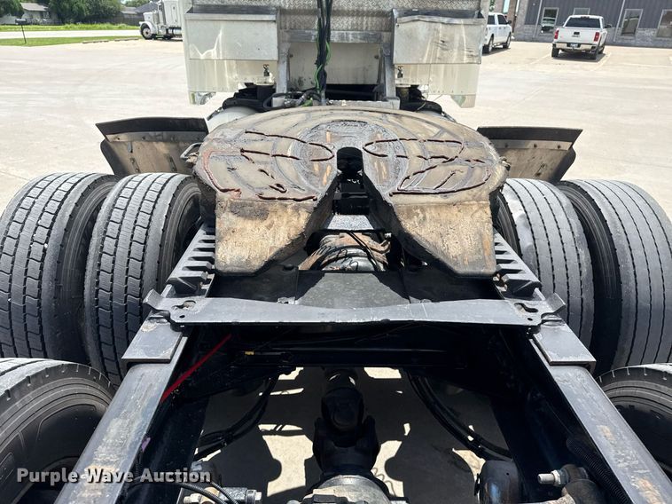 image for item DS3795 2019 Peterbilt 389 semi truck