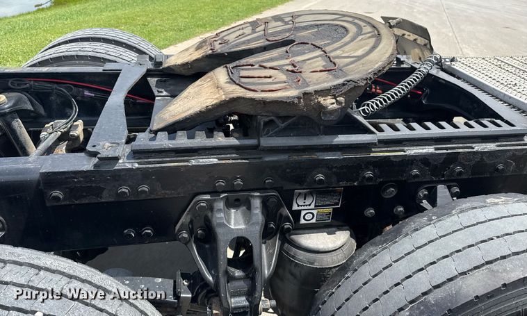 image for item DS3795 2019 Peterbilt 389 semi truck