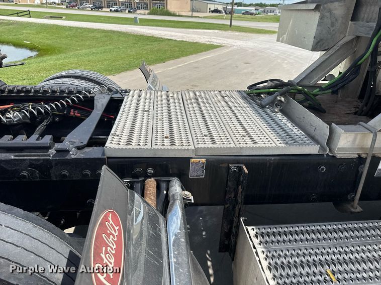 image for item DS3795 2019 Peterbilt 389 semi truck