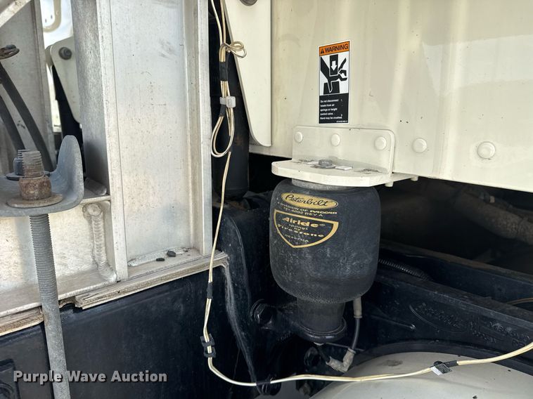 image for item DS3795 2019 Peterbilt 389 semi truck