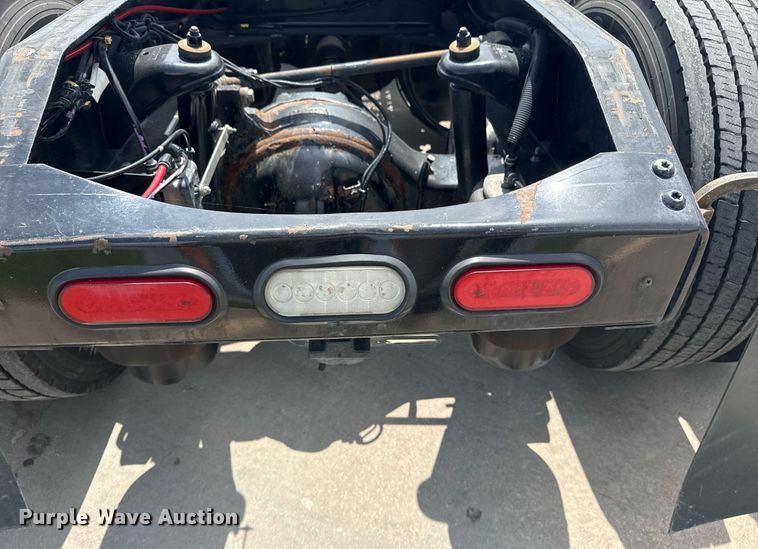 image for item DS3795 2019 Peterbilt 389 semi truck