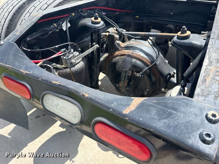 image for item DS3795 2019 Peterbilt 389 semi truck