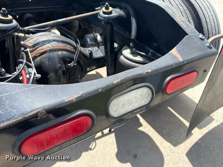 image for item DS3795 2019 Peterbilt 389 semi truck