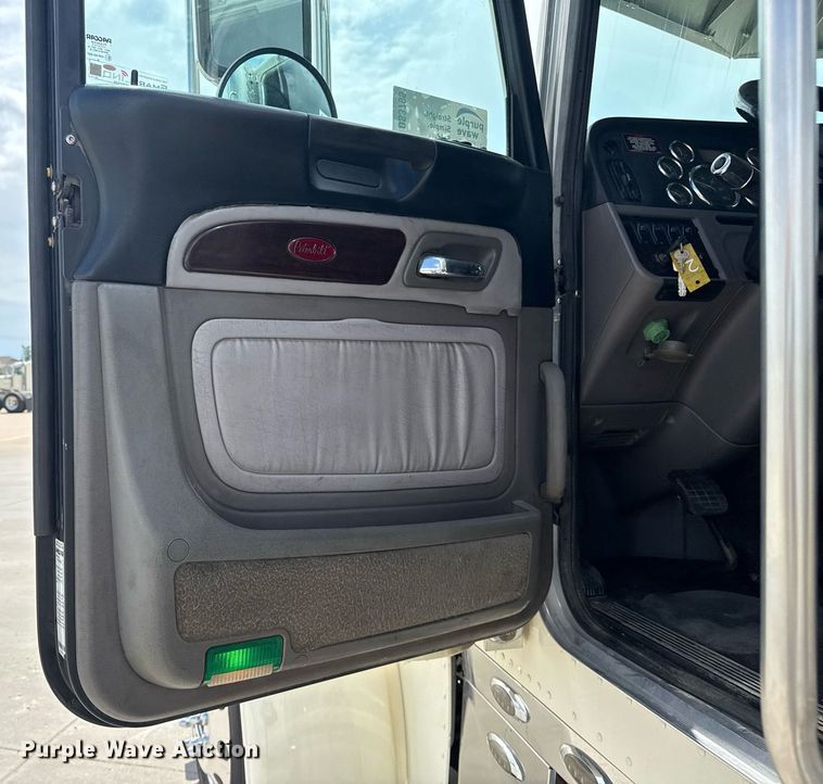 image for item DS3795 2019 Peterbilt 389 semi truck