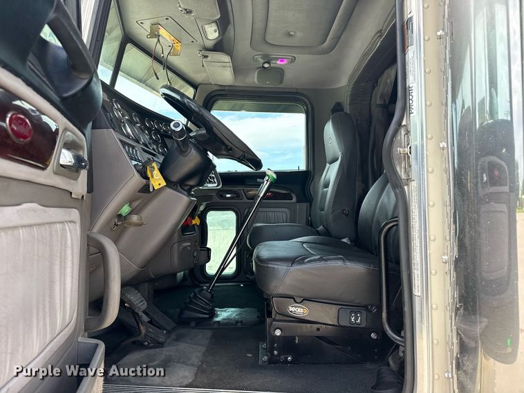 image for item DS3795 2019 Peterbilt 389 semi truck