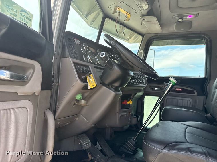 image for item DS3795 2019 Peterbilt 389 semi truck