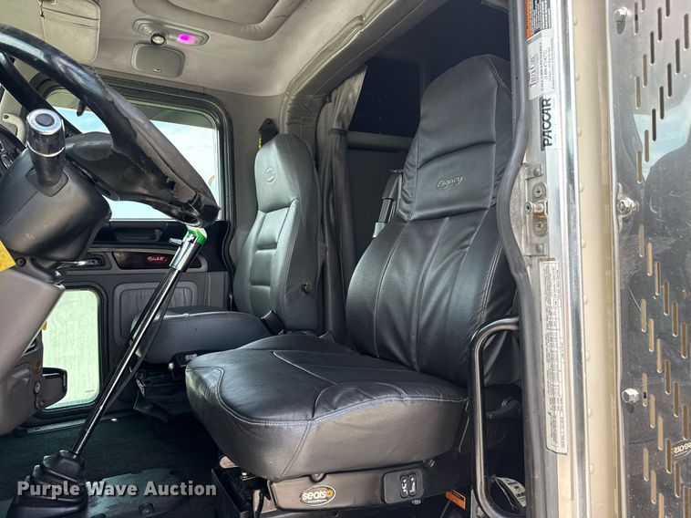 image for item DS3795 2019 Peterbilt 389 semi truck