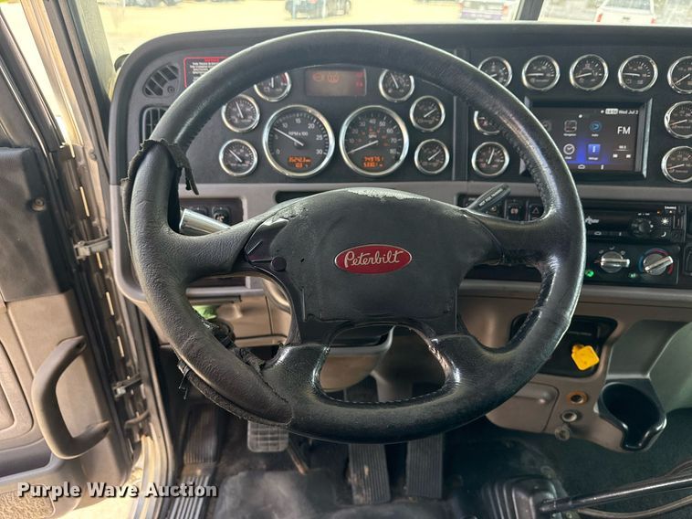 image for item DS3795 2019 Peterbilt 389 semi truck