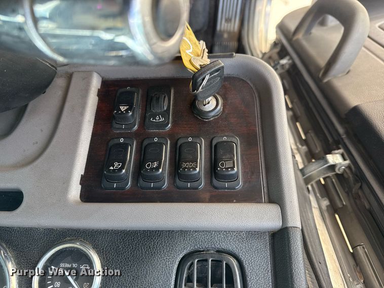 image for item DS3795 2019 Peterbilt 389 semi truck