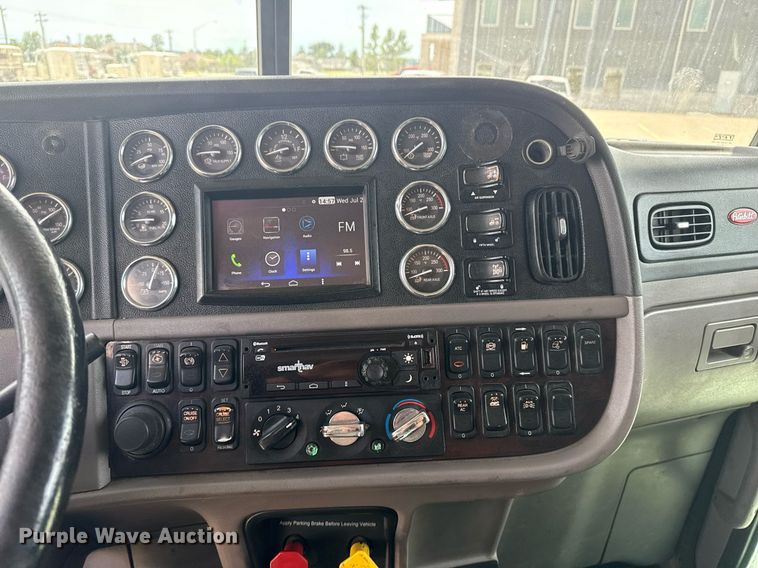 image for item DS3795 2019 Peterbilt 389 semi truck