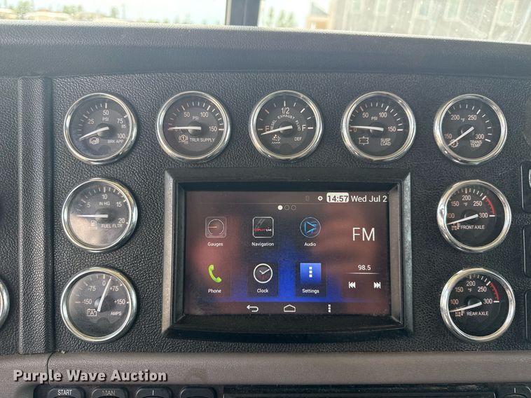 image for item DS3795 2019 Peterbilt 389 semi truck