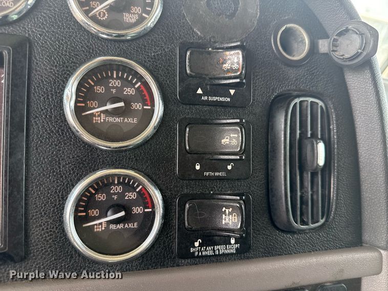 image for item DS3795 2019 Peterbilt 389 semi truck