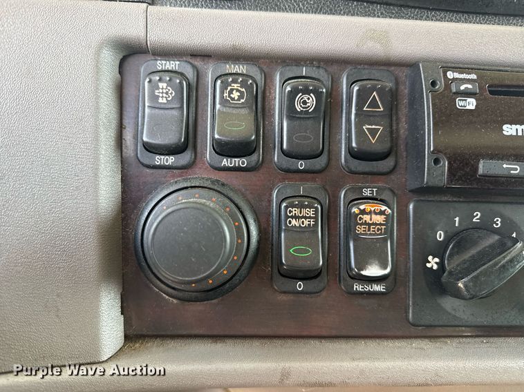 image for item DS3795 2019 Peterbilt 389 semi truck