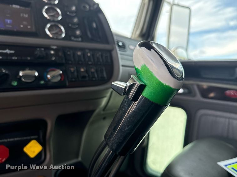 image for item DS3795 2019 Peterbilt 389 semi truck