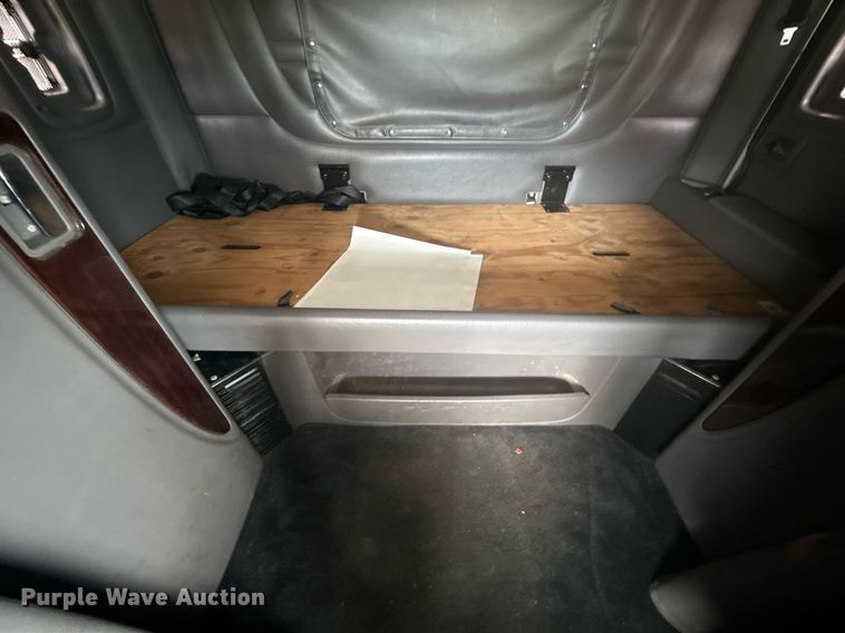 image for item DS3795 2019 Peterbilt 389 semi truck