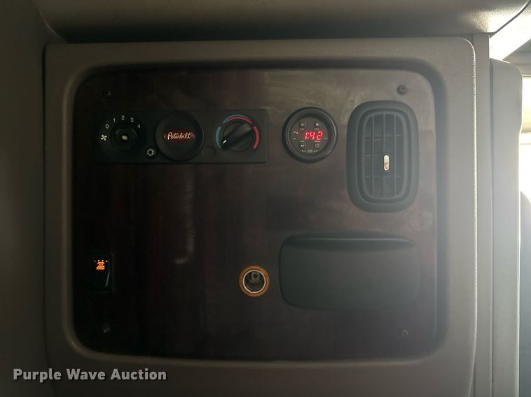 image for item DS3795 2019 Peterbilt 389 semi truck