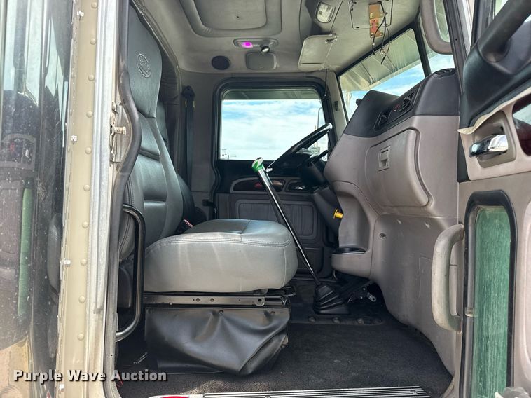 image for item DS3795 2019 Peterbilt 389 semi truck