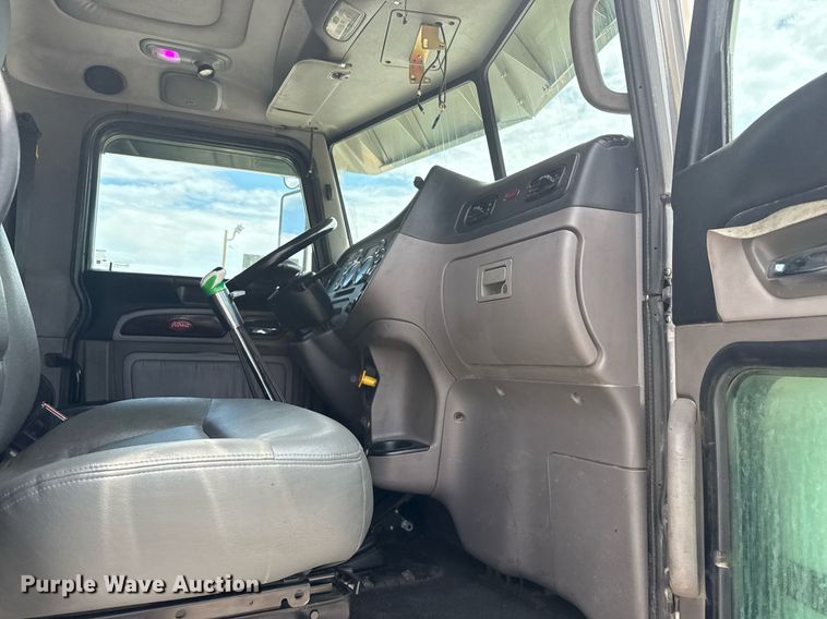 image for item DS3795 2019 Peterbilt 389 semi truck