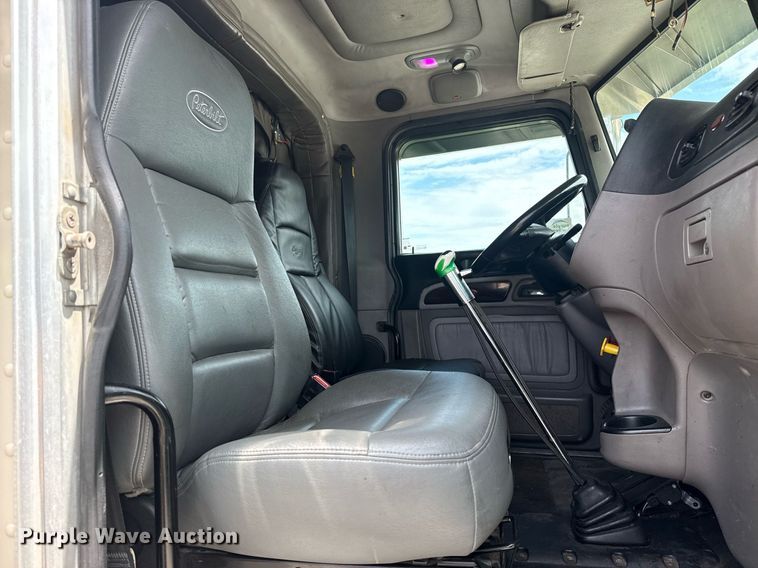 image for item DS3795 2019 Peterbilt 389 semi truck