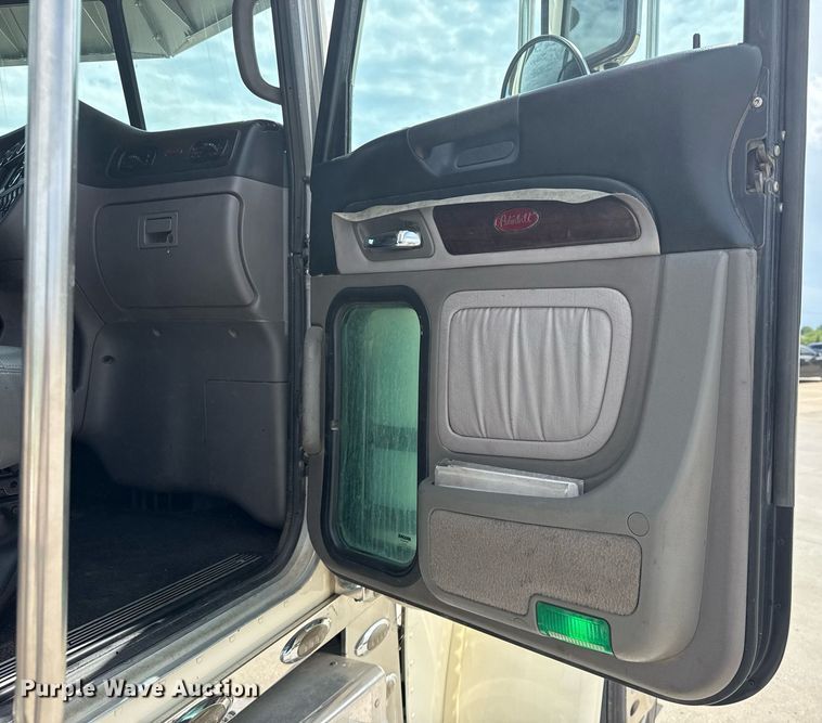 image for item DS3795 2019 Peterbilt 389 semi truck