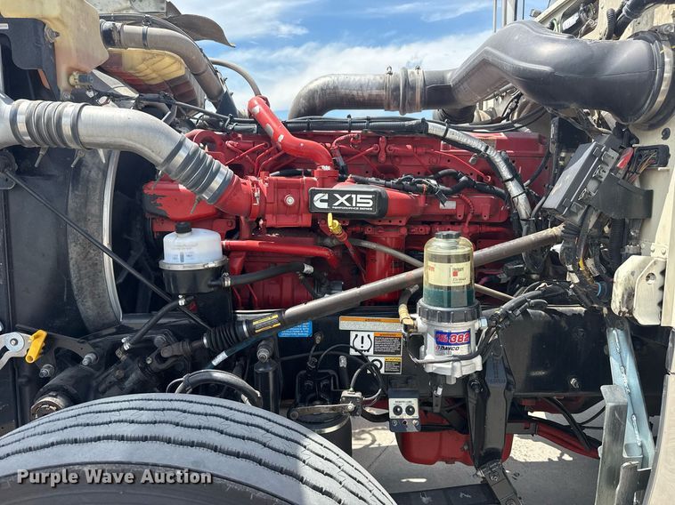 image for item DS3795 2019 Peterbilt 389 semi truck