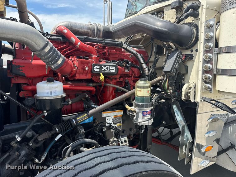 image for item DS3795 2019 Peterbilt 389 semi truck