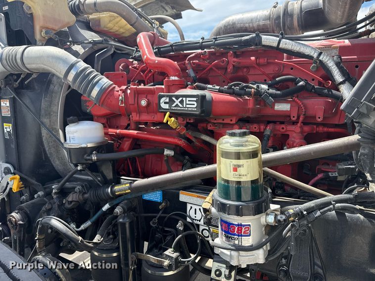 image for item DS3795 2019 Peterbilt 389 semi truck