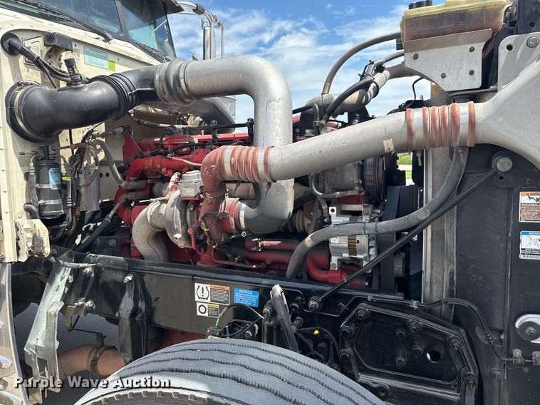 image for item DS3795 2019 Peterbilt 389 semi truck