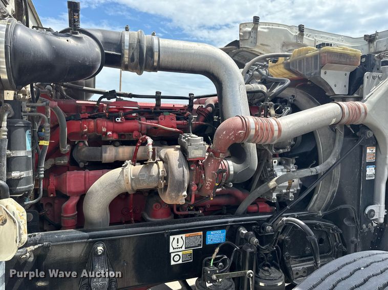 image for item DS3795 2019 Peterbilt 389 semi truck