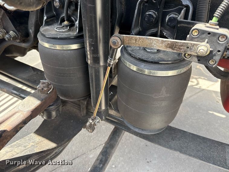 image for item DS3795 2019 Peterbilt 389 semi truck